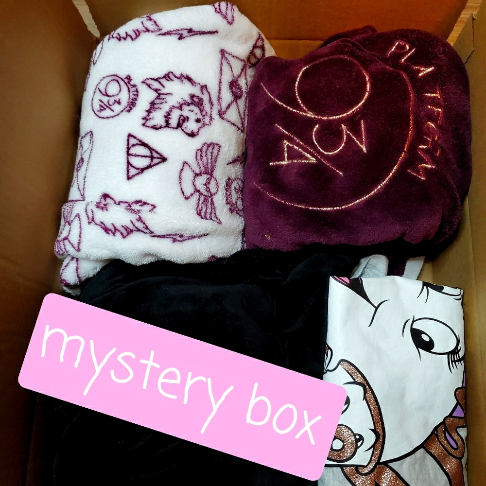 Mystery box - size medium - 2 pants 2 top